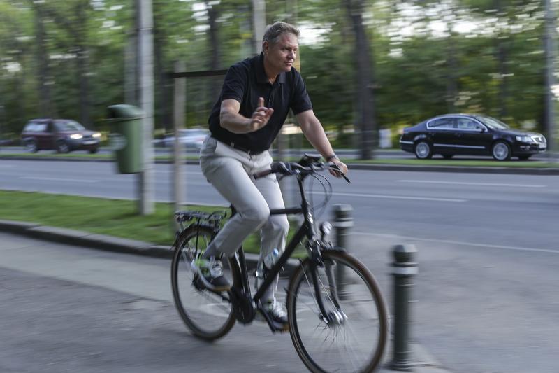 Klaus Iohannis pe bicicletă, Foto: Inquam Photos / Octav Ganea