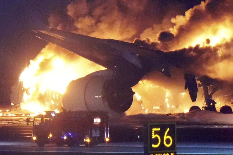 Avionul cuprins de flăcări pe pista aeroportului din Tokyo, Foto: Kazuki Wakasugi / AP / Profimedia