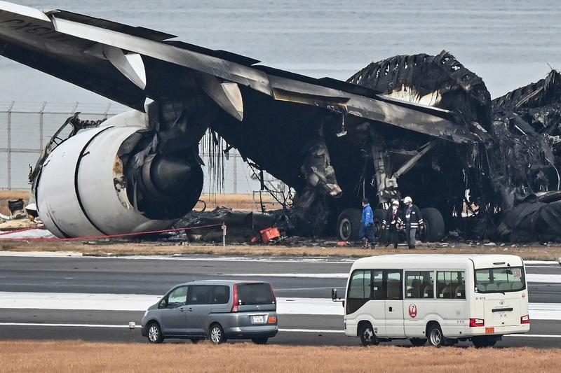 Epava avionului care a ars pe pista aeroportului din Tokyo, Foto: Richard A. Brooks / AFP / Profimedia