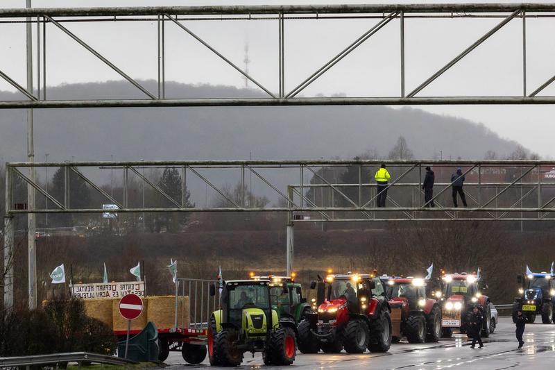 Fermierii belgieni au blocat o autostradă în semn de protest, Foto: JULIEN WARNAND / AFP / Profimedia