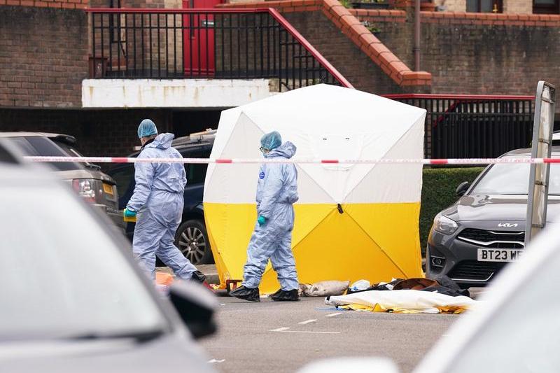 Criminaliștii la locul în care un bărbat care amenința vecinii cu o arbaletă a fost împușcat mortal de polițiștii britanici, în Londra, Foto: Lucy North / PA Images / Profimedia