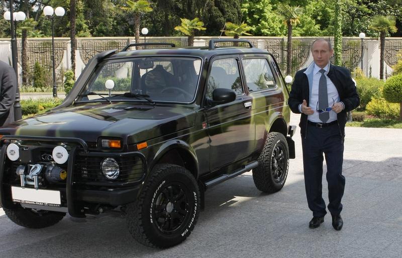 Vladimir Putin in 2009 cu Lada Niva pe care o detine, Foto: Alexey NIKOLSKY / AFP / Profimedia