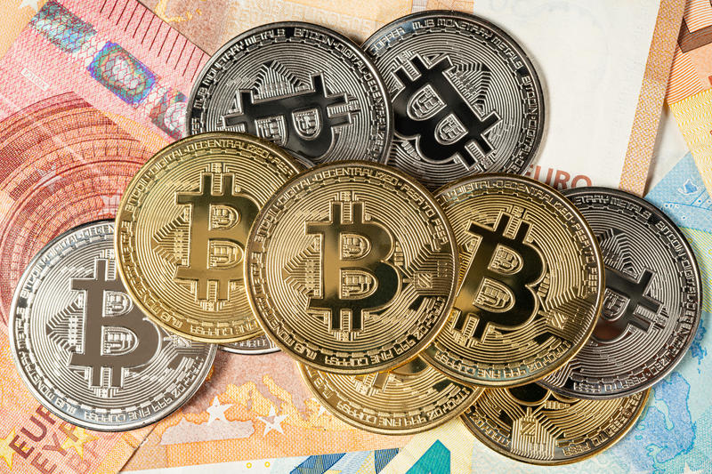 Bitcoini și euro, Foto: Ivo De | Dreamstime.com