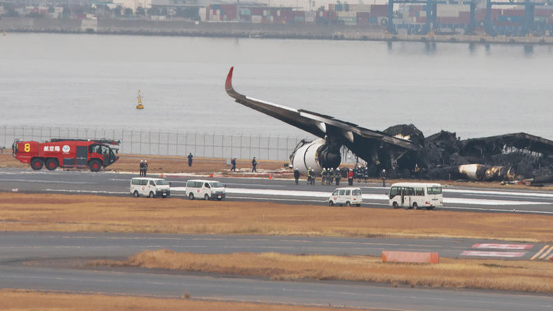 Avionul Japan Airlines care a ars pe pista aeroportului din Tokyo, Foto: KEIZO MORI / UPI / Profimedia