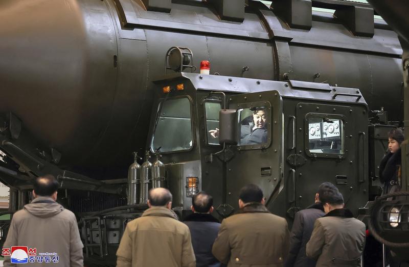 Liderul nord-coreean Kim Jong Un, centru, împreună cu fiica sa, în extrema dreaptă, vizitează o fabrică care produce transportoare-lansatoare în Coreea de Nord, Foto: KCNA via KNS / AP / Profimedia