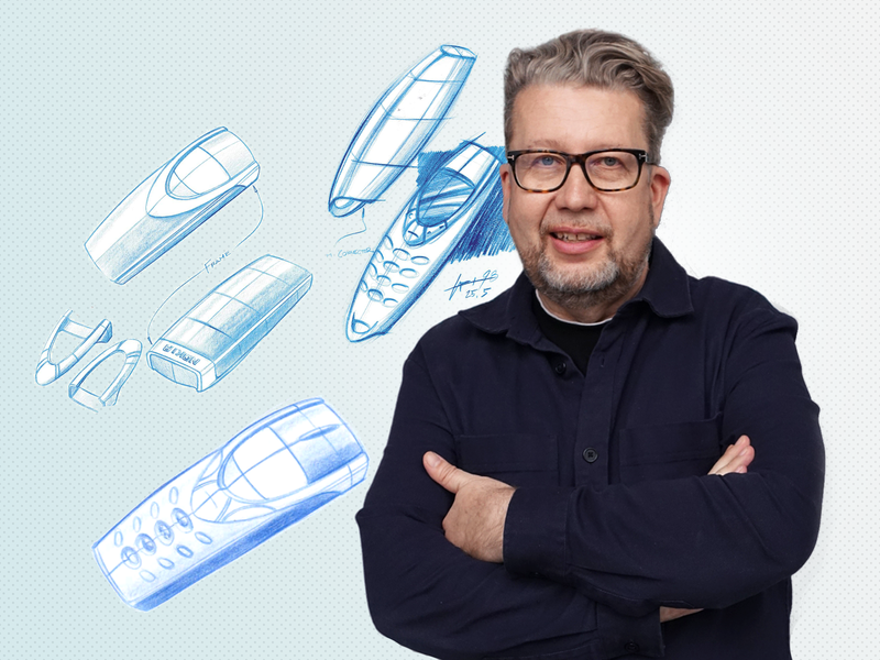 Tapani Jokinen, unul din creatorii Nokia 3310, alături de schițele dispozitivului pe care l-a creat, Foto: colaj Panorama
