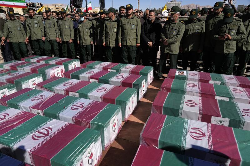 Victimele atacului de la Kerman au fost ingropate in sicrie infasurate in steagul iranian, Foto: Vahid Salemi / AP / Profimedia