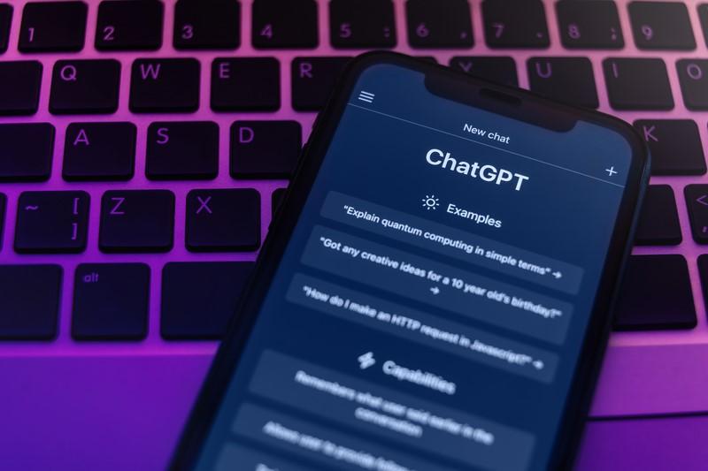 Aplicația ChatGPT pe telefon, Foto: © Arsenii Palivoda | Dreamstime.com