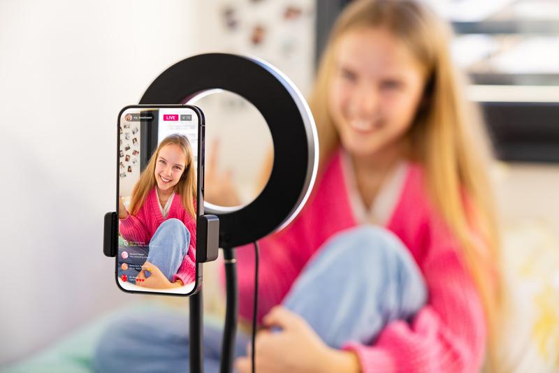 Live pe TikTok, Foto: shutterstock / Kaspars Grinvalds