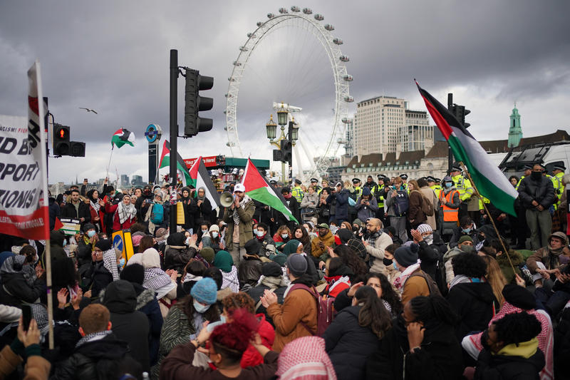 Manifestanti pro-Palestina blocheaza Podul Westminster si strazi din jurul Parlamentului britanic din Londra, Foto: Victoria Jones / PA Images / Profimedia