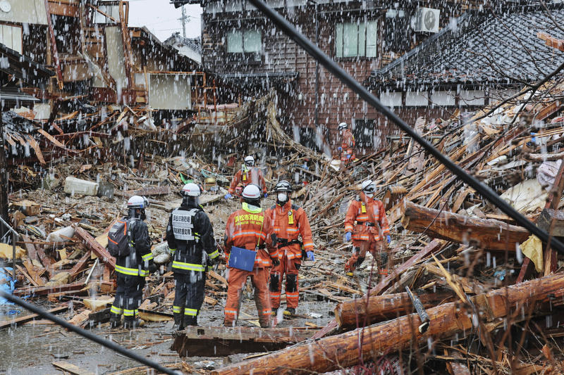 Salvatorii din orașul Suzu, Japonia, au găsit o femeie în viață sub dărâmături la cinci zile de la seismul devastator de la începutul anului, Foto: Takumi Harada / AP / Profimedia