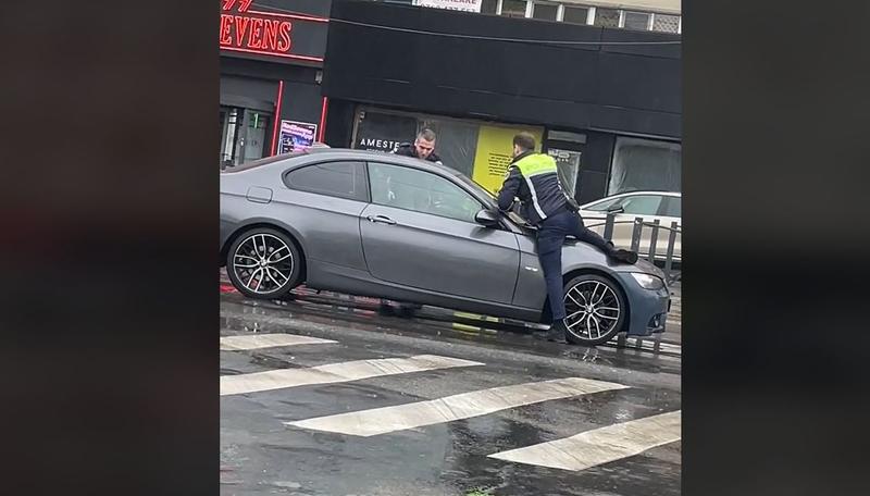 Șofer prins cu forte de polițiștii din Bucurști, Foto: Captură video TikTok StoryTimeGlovo