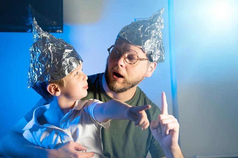 În multe familii, deciziile legate de sănătate au la bază teorii ale conspirației, Foto: Shutterstock