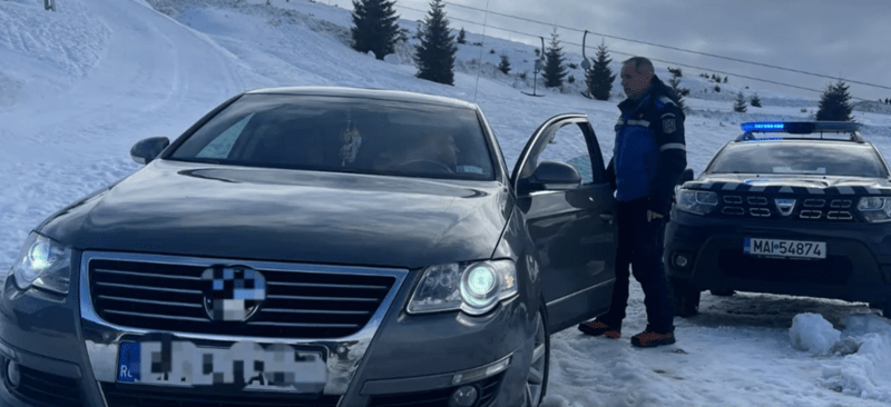 turist blocat pe partie cu masina, Foto: Captura Digi 24