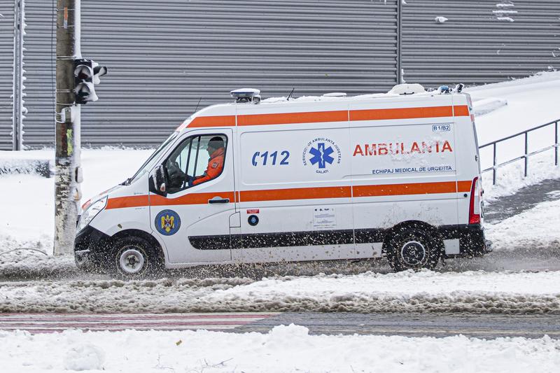Ambulanță în condiții de iarnă, Foto: Inquam Photos / Ovidiu Iordachi