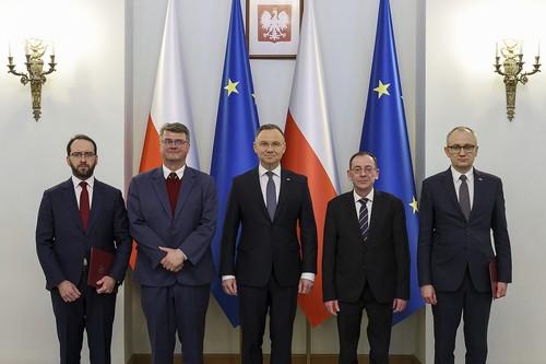 Președintele polonez Andrzej Duda, alături de fostul adjunct al ministrului de interne Maciej Wasik, și de fostul ministru de interne Mariusz Kaminski, condamnați la închisoare, Foto: President Palace/Jakub Szymczuk / AP / Profimedia