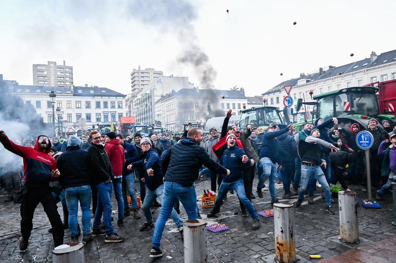 Fermierii care protestează în Bruxelles au aruncat cu ouă în clădirea PE, unde se ține summitul european, Foto: Belga / ddp USA / Profimedia