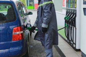 O mașină este alimentată cu carburanți într-o benzinărie, Foto: Andrii Tsynhariuk | Dreamstime.com