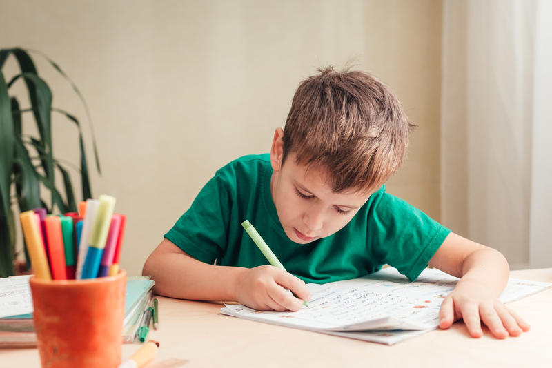 Copil facând teme, Foto: Shutterstock