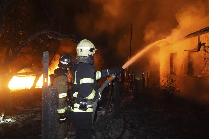 Incendii mari după un atac rusesc cu drone într-o zonă rezidențială din Harkov, Foto: Andrii Marienko / AP / Profimedia