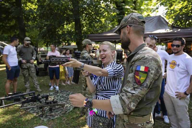 Armata s-a dus vara trecută la Untold, să arate populației că la război au și jucării frumoase, Foto: Inquam Photos / Simion Sebastian Tataru