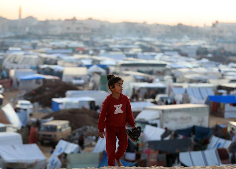 Fetiță palestiniană lângă o tabără pentru refugiați din Rafah, Foto: Yasser Qudih / Xinhua News / Profimedia