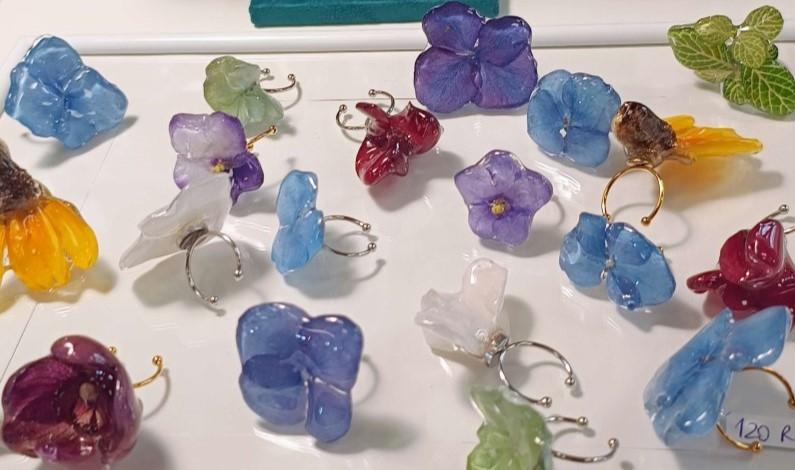 Inele din flori uscate, în rășină, Foto: StartupCafe.ro