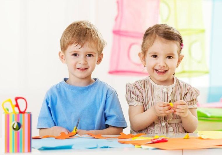 Deşi grupul de prieteni e important după 7-8 ani, copiii au nevoie de prieteni de aceeaşi vârstă mult mai devreme., Foto: Shutterstock