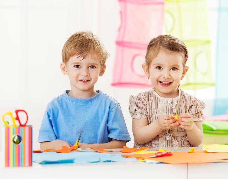 Deşi grupul de prieteni e important după 7-8 ani, copiii au nevoie de prieteni de aceeaşi vârstă mult mai devreme., Foto: Shutterstock