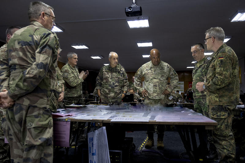 Generalul Darryl Williams, comandantul trupelor americane din Europa, si alti oficiali militari din statele membre ale NATO, Foto: U.S. Army / Zuma Press / Profimedia Images