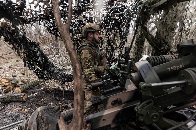 Soldat ucrainean cu un tun L119 în zona frontului din Bahmut, Foto: AA/ABACA / Abaca Press / Profimedia