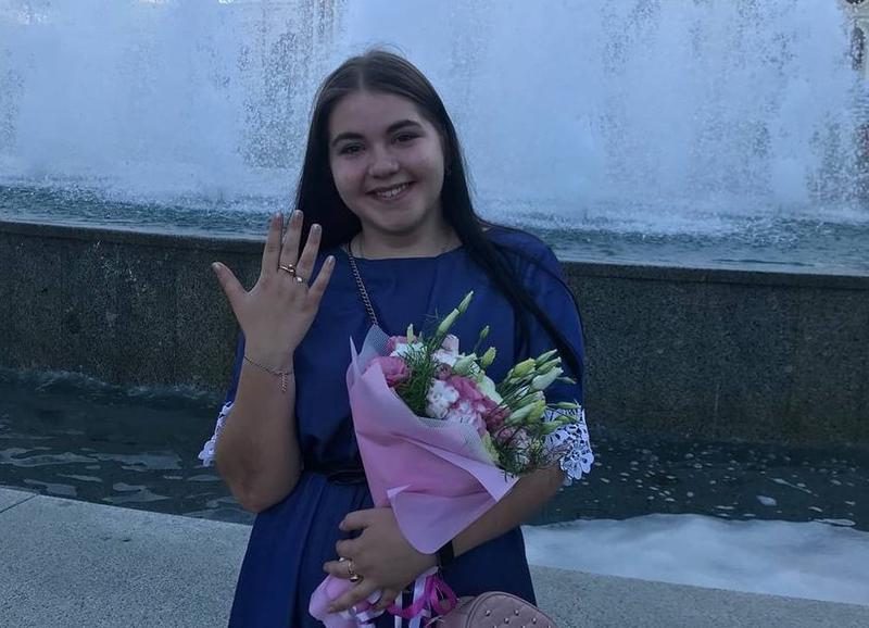 Hanna, arătând fericită inelul de logodnă. Peste câteva luni soțul avea să moară la Zaporojie, Foto: Arhiva personala