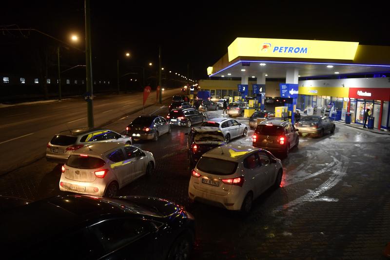 Coadă la benzinărie după un zvon privind scumpirea carburanților, Foto: Inquam Photos / Alex Nicodim