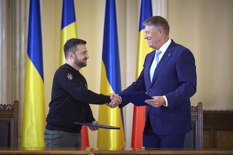 Volodimir Zelenski și Klaus Iohannis după ce au semnat la Cotroceni o declarație comună, octombrie 2023, Foto: Ukraine Presidency/Ukrainian Pre / Zuma Press / Profimedia