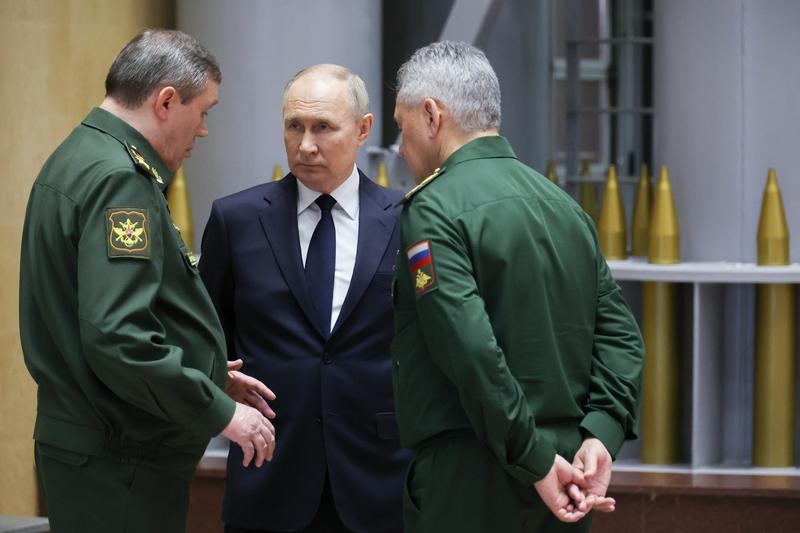 Vladimir Putin alaturi de Valeri Gherasimov, seful Statului Major Rus, si Serghei Soigu, ministrul rus al apararii, Foto: Mikhail Klimentyev / TASS / Profimedia Images