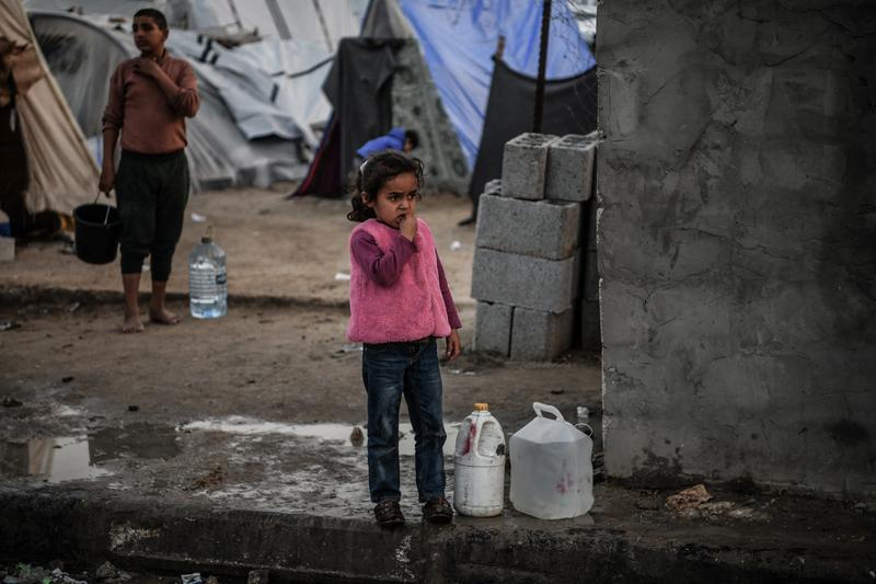 copil palestinian in Rafah, stand la coada pentru apa potabila, Foto: AA/ABACA / Abaca Press / Profimedia