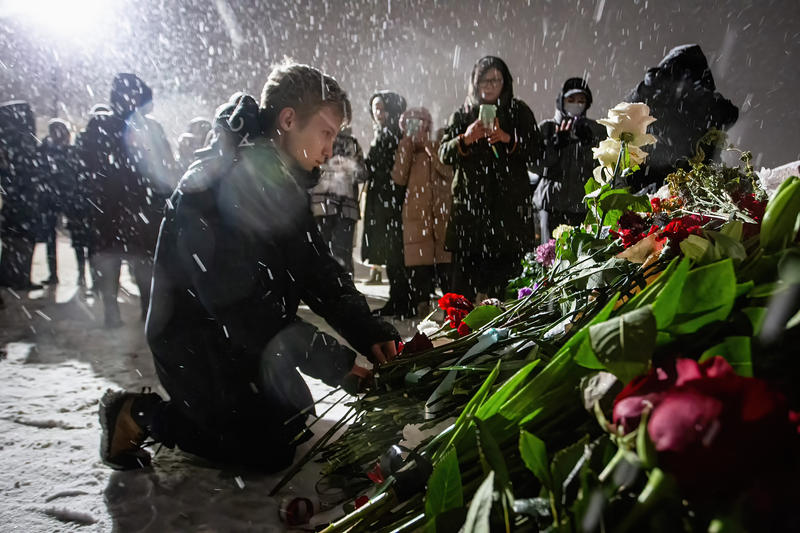 Oamenii au depus flori în memoria liderului opoziției ruse Alexei Navalnîi, la monumentul victimelor represiunii politice din Sankt Petersburg, Foto: SOPA Images / ddp USA / Profimedia