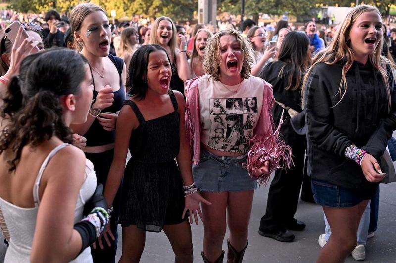 Admiratoare ale lui Taylor Swift care au rămas fără bilete, Melbourne, februarie 2024 , Foto: William WEST / AFP / Profimedia