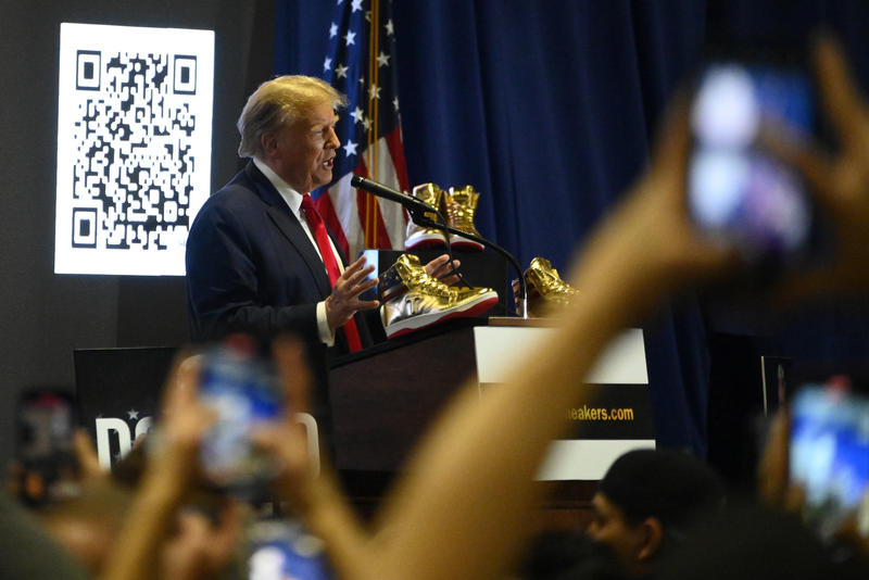 Donald Trump și-a prezentat noua pereche de adidași pe care a lansat-o, Foto: Bastiaan Slabbers / Zuma Press / Profimedia