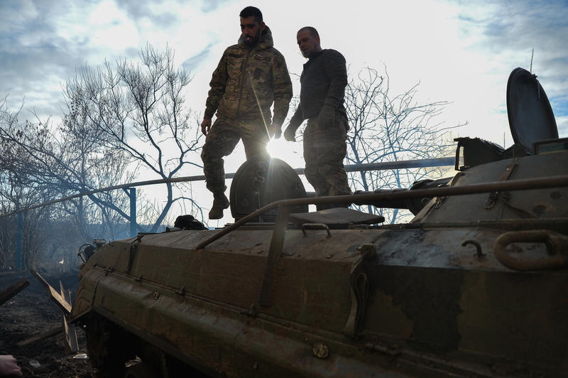 Un echipaj ucrainean se află deasupra vehiculului lor în afara orașului Avdiivka, Foto: Madeleine Kelly / Zuma Press / Profimedia