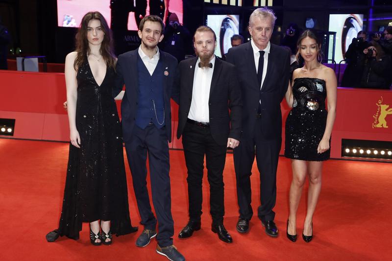 Bruno Dumont (dreapta), alaturi de o parte a actorilor din „L'Empire”, cel mai recent film al sau, Foto: Tim Brand / Shutterstock Editorial / Profimedia Images