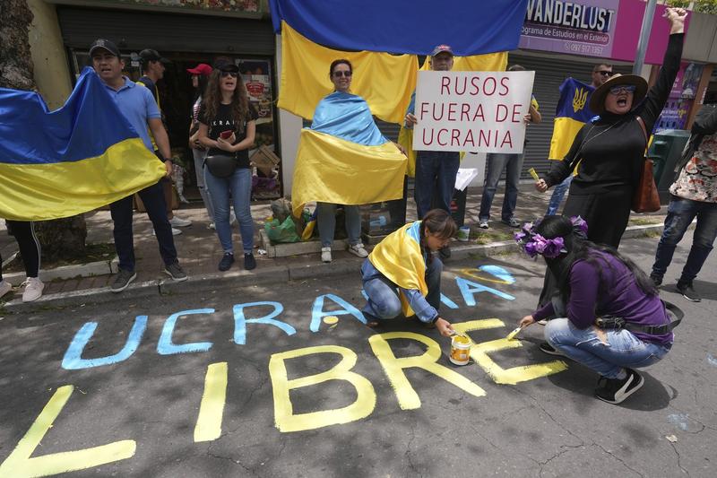 O manifestație împotriva agresiunii Rusiei în Ucraina desfășurată la Quito, în Ecuador, Foto: Dolores Ochoa / AP / Profimedia