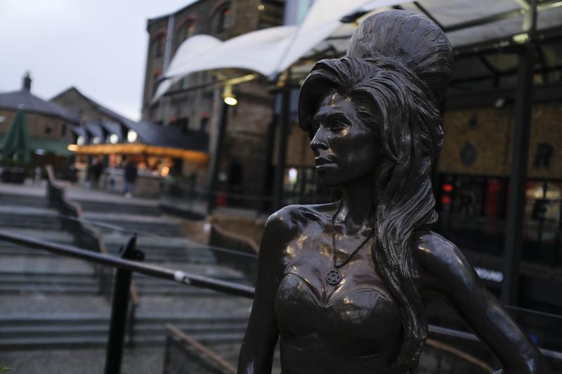 Statuia regretatei cântăreţe Amy Winehouse în Camden Market din Londra, Foto: Alberto Pezzali / AP / Profimedia