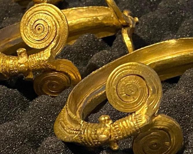 Brăţări preistorice din aur, recuperate de autoritățile române, Foto: mpublic.ro