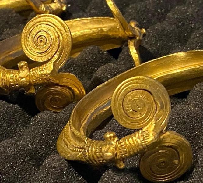 Brăţări preistorice din aur, recuperate de autoritățile române, Foto: mpublic.ro