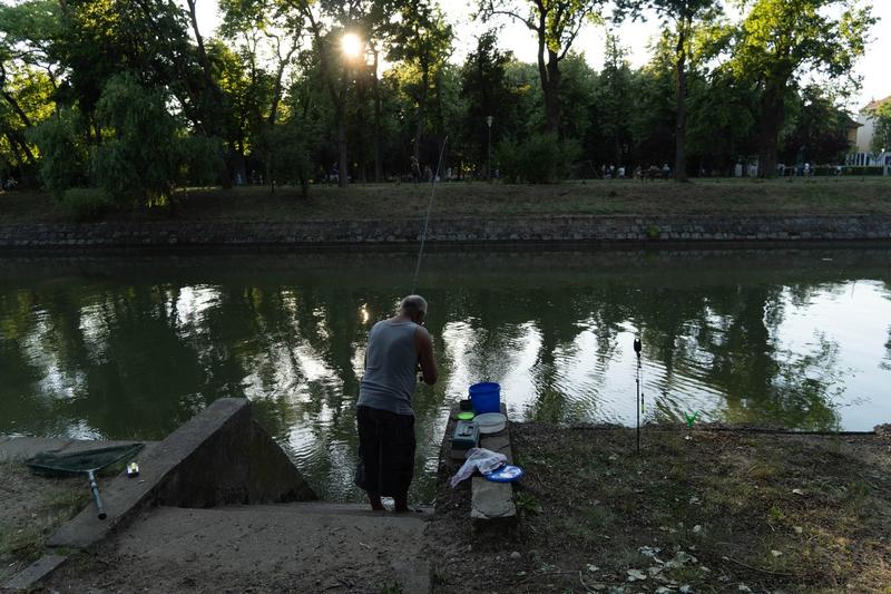 Un bărbat pescuiește pe râul Bega din Timișoara, Foto: Matias Basualdo / Zuma Press / Profimedia