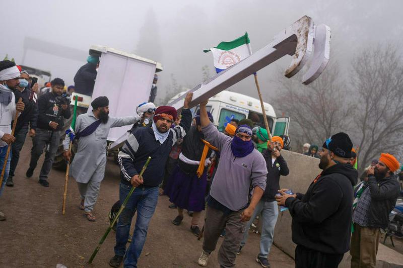 Fermierii indieni protestează în apropiere de New Delhi, Foto: Altaf Qadri / AP / Profimedia