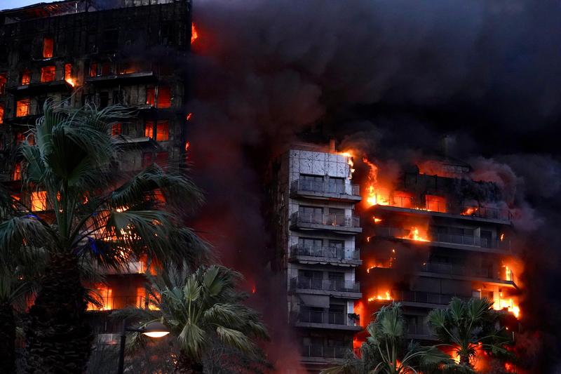 Un incendiu de proporţii a cuprins un bloc din Valencia, Foto: Eduardo Manzana / Zuma Press / Profimedia