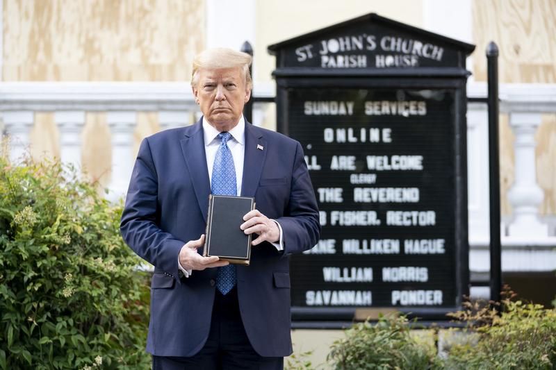 Donald Trump in una dintre cele mai faimoase imagini din timpul mandatului sau: Pozand cu Biblia in mana in timpul revoltelor violente care au izbucnit in SUA in vara lui 2020, Foto: Shealah Craighead-White House / Zuma Press / Profimedia Images