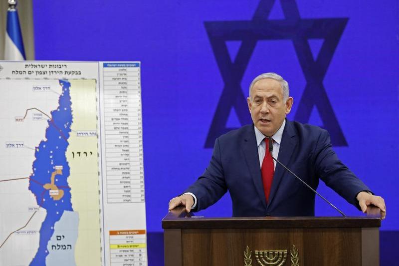 Benjamin Netanyahu in fata unei harti a Vaii Iordanului, Foto: Menahem Kahana / AFP / Profimedia Images